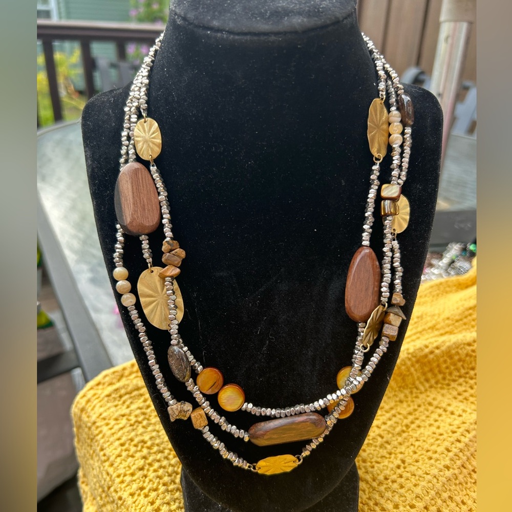 NWOT Beautiful Wood and Bead Necklace 9” Length